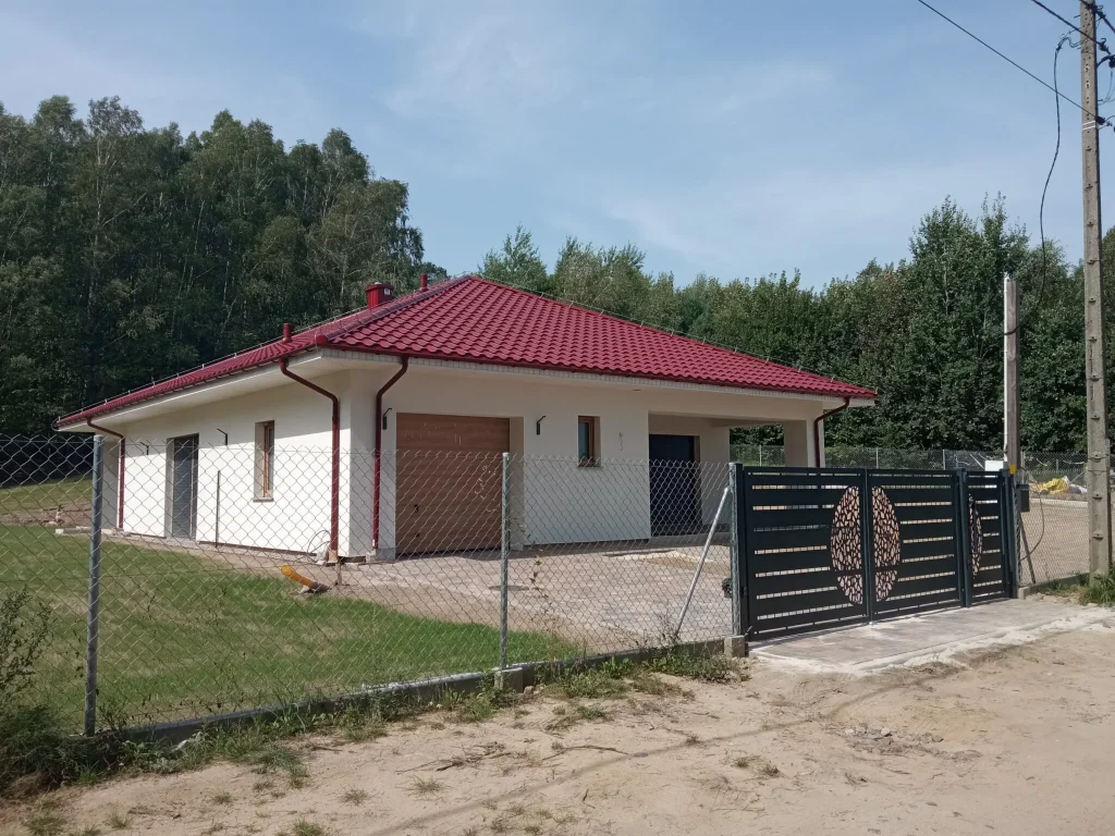 Energetski učinkovita prizemnica s krovom i garažom Poljska