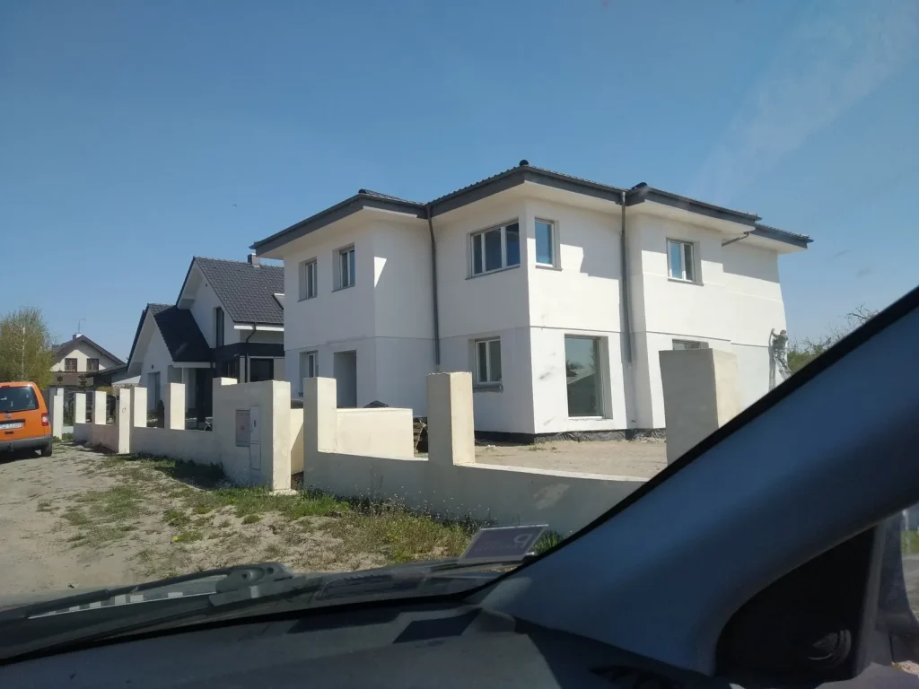 Energetski učinkovita katnica s omotnim krovom