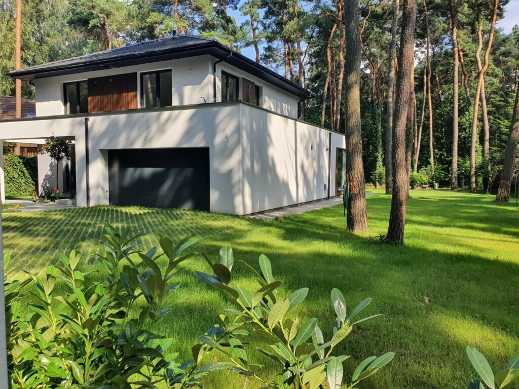 Energetski učinkovita dvoetažna kuća s omotnim krovom i garažom