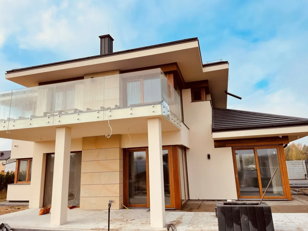 Energetski učinkovita dvoetažna kuća s omotnim krovom i garažom poljska