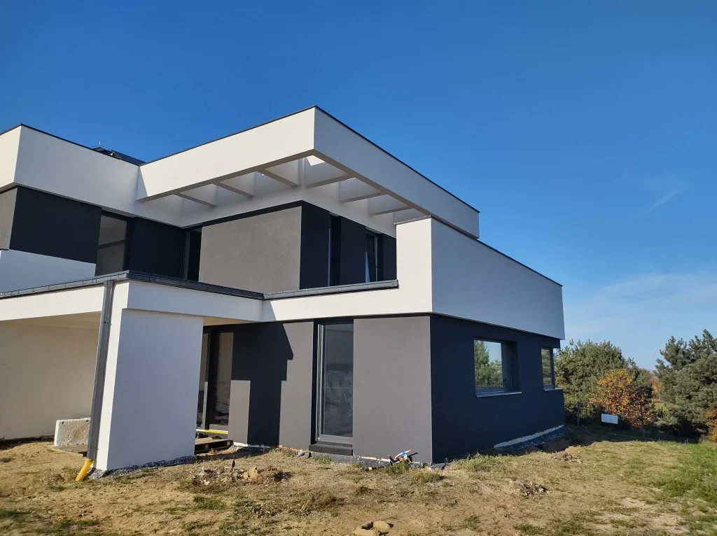 Energetski učinkovita dvoetažna kuća s ravnim krovom i garažom Poljska