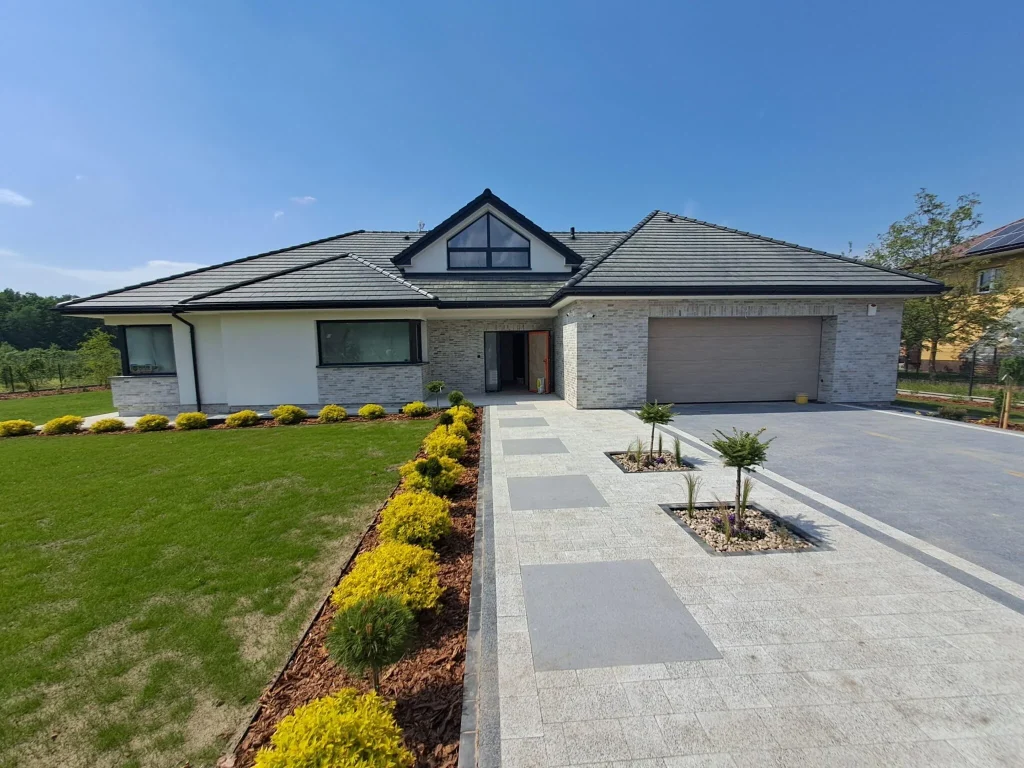 Kuća s korisnim potkrovljem, omotnim krovom i garažom manjom od 320 m2